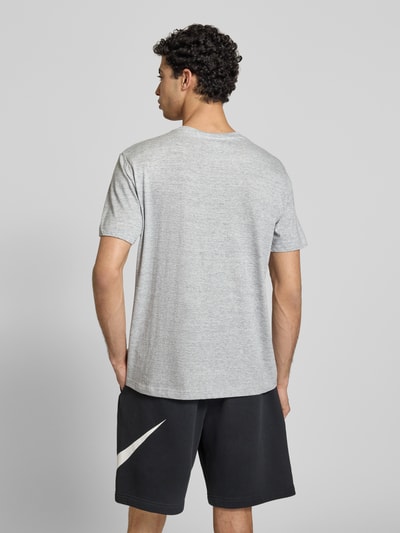 Męski model nosi T-Shirt mit Rundhalsausschnitt im 2er-Pack od CHAMPION, szary, czarna bawełna, krój regular fit, widok całej sylwetki z tyłu.