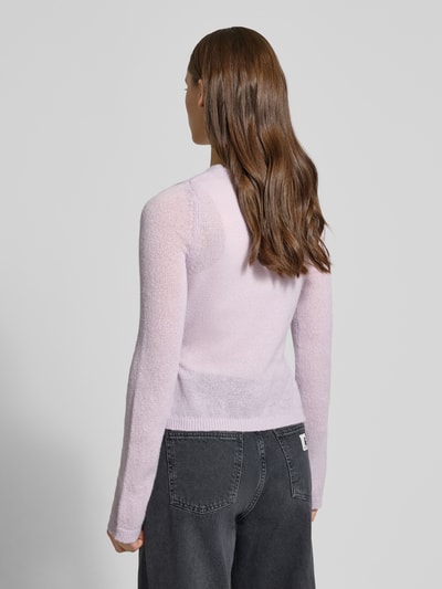 Frauenmodel trägt Strick-Cardigan in Wickeloptik von Review in zartem Flieder, Regular Fit, lange Ärmel, Rückansicht, Ganzkörperansicht Rückansicht.