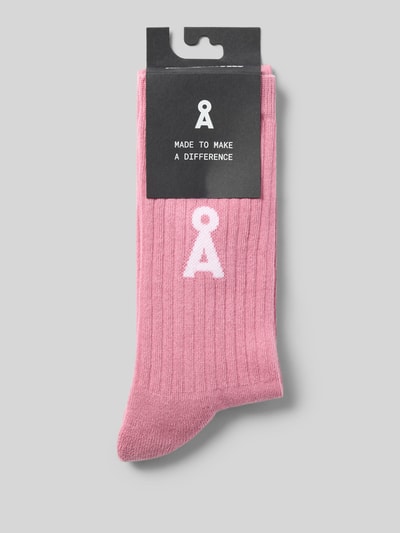 Produktfoto, Regular Fit Socken aus Baumwoll-Mix Modell 'SAAMUS BOLD' von Armedangels in Rosa, unifarben mit Logo-Intarsie und elastischem Bundabschluss, strukturierte Stretch-Materialverarbeitung, Label-Schriftzug sichtbar.