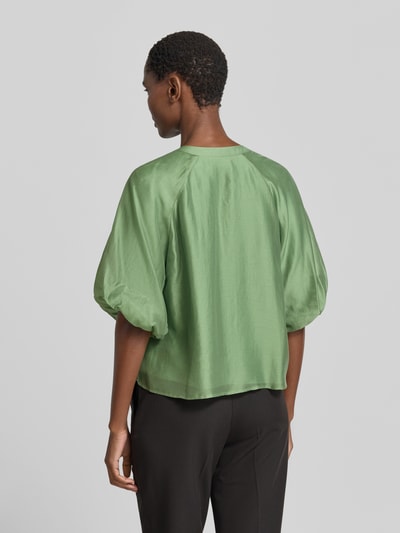 Frauenmodel trägt Loose Fit Blusenshirt aus Lyocell-Mix von s.Oliver BLACK LABEL, Optik: Unifarben, Puffärmel, Ganzkörperansicht Rückansicht.