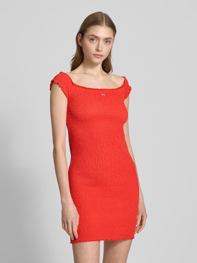 Tommy Jeans Sukienka tuba mini o kroju slim fit z dekoltem carmen Koralowy 4