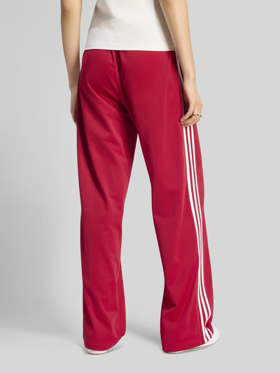 adidas Originals Spodnie dresowe o kroju loose fit z paskami w kontrastowym kolorze Czerwony 4