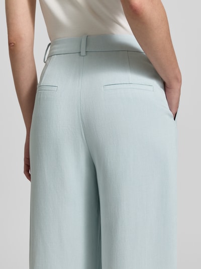 Vrouwenmodel draagt Wide Fit Anzughose aus reinem Lyocell van Jake*s Collection, damespantalon met achterzakken, lichtblauw, detailopname achterkant.