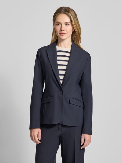 Kobiece modelka nosi Regular Fit Blazer mit Viskose-Anteil von s.Oliver BLACK LABEL, efekt: jednolity kolor, krój regular fit, kołnierz z połami, rozcięcie, zapięcie na 1 guzik, długi rękaw, kieszenie z patką, całkowity widok z przodu