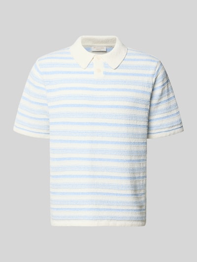 Produktfoto, Modern Fit Poloshirt mit kurzer Knopfleiste Modell 'HYERES' von Jack & Jones im Material-Mix mit Baumwoll-Anteil, Strukturmuster, Polokragen, Streifen in Weiß und Hellblau, Rückenlänge bei Größe M: 67 cm.