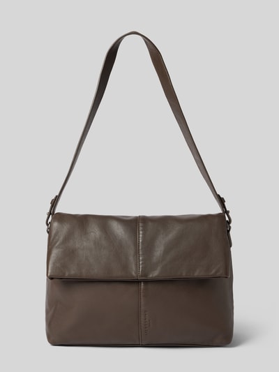 Produktfoto, Crossbody Bag aus echtem Leder Modell 'Fiona' von LIEBESKIND BERLIN in Braun mit Überschlag, Magnetverschluss, Logo-Prägung, glatte strukturierte Oberfläche, Breite 35 cm, Länge 25 cm, Tiefe 15 cm, Schulterriemen 85 cm