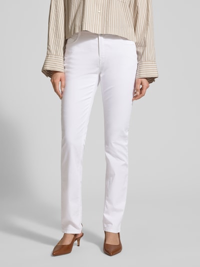 Frauenmodel trägt Flared Fit Jeans mit Lyocell-Anteil Modell 'Mary' von BRAX im 5-Pocket-Design, weiße Farbe, glatte Struktur, Nahaufnahme Unterkörper, Damen Jeans, Elastischer Baumwoll-Mix mit Lyocell-Anteil, Knopf- und Reißverschluss, Bundweite bei Größe 36: 38 cm, Innenbeinlänge bei Größe 36: 80 cm.