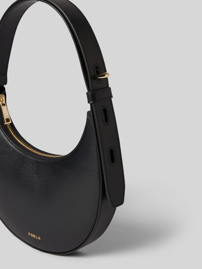 Produktfoto, schwarze Handtasche aus Leder mit Label-Detail Modell 'DELIZIA MINI' von FURLA, Hauptfach mit Reißverschluss, Tragehenkel, Breite 18 cm, Länge 20 cm, Tiefe 3 cm, Schulterriemen 34 cm, glatte Oberfläche, goldene Details