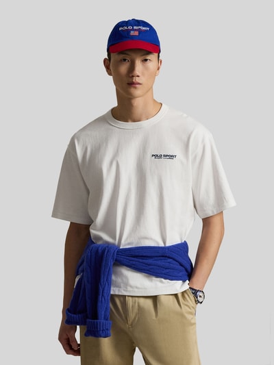 Männermodel trägt Regular Fit T-Shirt aus reiner Baumwolle von Polo Ralph Lauren in Unifarbe mit Label Print, ganzkörperansicht von vorne.