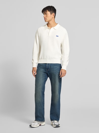 Männermodel trägt Loose Fit Jeans aus reiner Baumwolle Modell '501®' von Levi's®, dunkles Blau, Herrenkontext, Ganzkörperansicht von vorne.