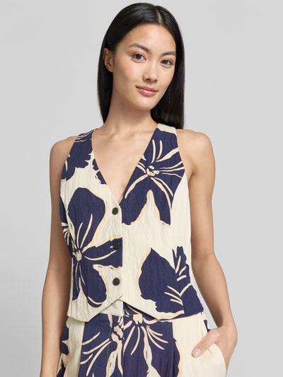 Frauenmodel trägt Weste aus Lyocell-Mix im Allover-Look Modell 'DOTTER' von MANGO, V-Ausschnitt, Regular Fit, Nahaufnahme Oberkörper.