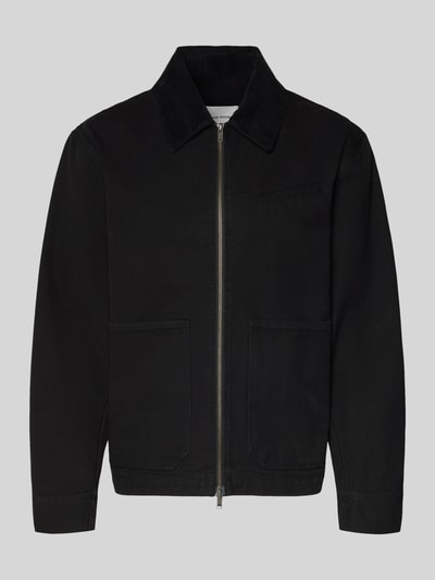 Produktfoto, schwarze Jacke mit Zweiwege-Reißverschluss Modell 'Bo' von Wood Wood aus reiner Baumwolle, sichtbare Taschen, neutraler Hintergrund