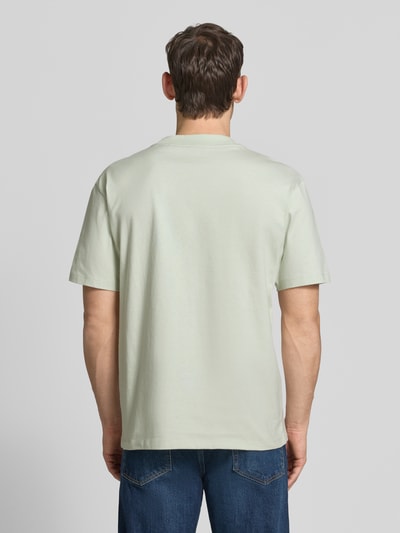 Männermodel trägt Regular Fit T-Shirt aus reiner Baumwolle Modell 'DAPOLINO' von HUGO, Optik: Unifarben, Ganzkörperansicht Rückansicht.