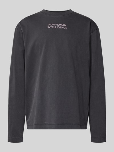 Männermodel trägt Sweatshirt mit Rundhalsausschnitt Modell 'Ryan' von Wood Wood, Reine Baumwolle, Lockerer-Schnitt, Rückenansicht.