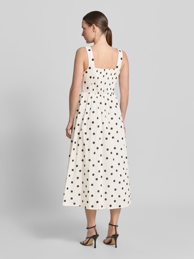 Frauenmodel trägt Midikleid mit Karree-Ausschnitt von Apricot, gepunktetes Muster, Reine Baumwolle, Taillierter Schnitt, Ganzkörperansicht Rückansicht.