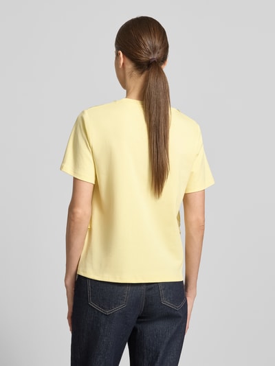 Vrouwenmodel draagt T-Shirt met Rüschen und Rundhalsausschnitt van Christian Berg Woman in lichtgeel, rechte fit, puur katoen, achterkant, geheel lichaam