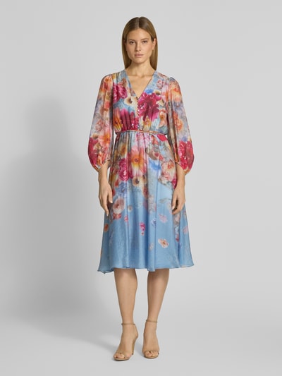 Frauenmodel trägt Cocktailkleid mit Bindegürtel von V by Vera Mont, Taillierter Schnitt, Midikleid, Allover-Look, V-Ausschnitt, Ganzkörperansicht von vorne.