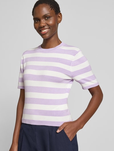 Vrouwenmodel draagt gebreid shirt van viscosemix met stretch, slim fit, model 'Maria' van GUIDO MARIA KRETSCHMER WOMAN, all-over look, lila-witte strepen, ronde hals, ruglengte maat 36: 47 cm, mouwlengte maat 36: 23 cm, vooraanzicht bovenlichaam.
