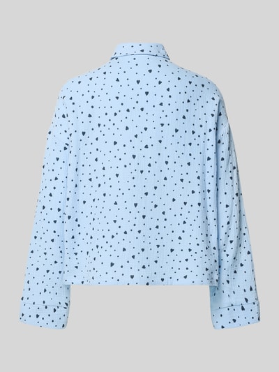 Frauenmodel trägt Relaxed Fit Pyjama-Oberteil im Allover-Look von Jake*s Casual aus reiner Baumwolle, Hellblau mit dunklen Punkten, Ganzkörperansicht Rückansicht