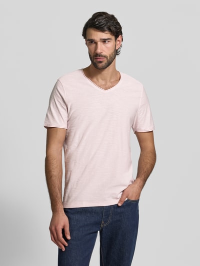 Männermodel trägt T-Shirt mit geripptem Rundhalsausschnitt von MCNEAL, Regular-Fit, Rückenlänge 65 cm bei Größe M, Ganzkörperansicht von vorne.
