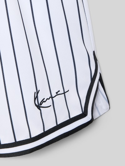 Productfoto, Regular Fit Shorts mit Logo-Stitching van KARL KANI voor kinderen in wit met zwarte strepen, gestikt logo, elastische band, steekzakken, bandwijdte maat 134: 30 cm, binnenbeenlengte maat 134: 17 cm