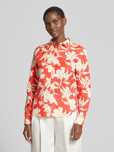 Frauenmodel trägt Regular Fit Bluse aus Leinen-Baumwoll-Mix von Gant mit Allover-Look und Hemdblusenkragen, Ganzkörperansicht von vorne.