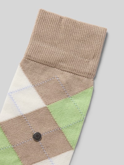 Produktfoto, Socken aus Baumwoll-Mix Modell 'MANCHESTER' von Burlington, beige, grün und creme mit elastischen Bündchen, Label-Details.