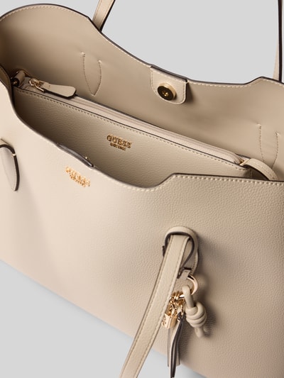 Produktfoto, 2-in-1-Shopper mit herausnehmbarer Innentasche von GUESS in beige mit goldfarbener Label-Applikation, strukturierte Textur, Hauptfach mit Magnetverschluss, Schulterriemen, Modell ECO MELODY, man sieht das Hauptfach samt Innentasche.