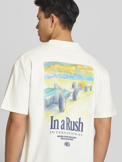 Männermodel trägt T-Shirt mit rückseitigem Motiv-Print Modell 'Grand Prix' von PROHIBITED, cremefarben, Baumwolle, lockerer Schnitt, Ganzkörperansicht Rückansicht.