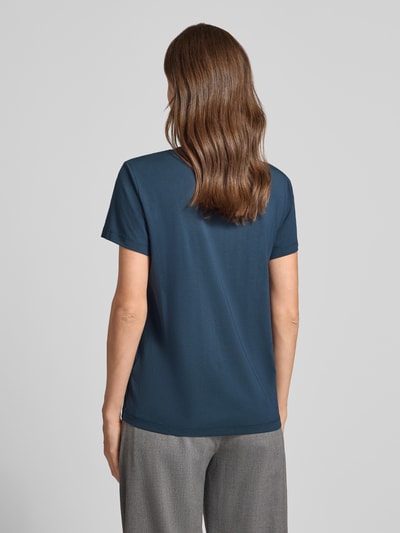 Vrouwenmodel draagt Regular Fit T-shirt met V-hals Model 'Dala' van MOS MOSH, modalmix, kort mouw, label-embleem, ruglengte maat S 58 cm, Ganzkörperansicht Rückansicht