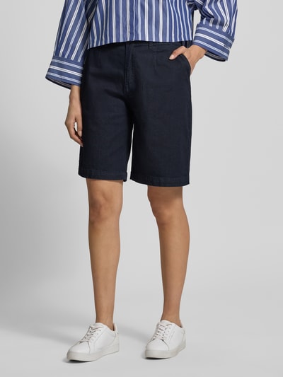 Frauenmodel trägt Chino-Shorts mit Gesäßleistentaschen von Buena Vista aus dunkelblauem Baumwoll-Mix mit Stretch-Anteil, Ganzkörperansicht von vorne.