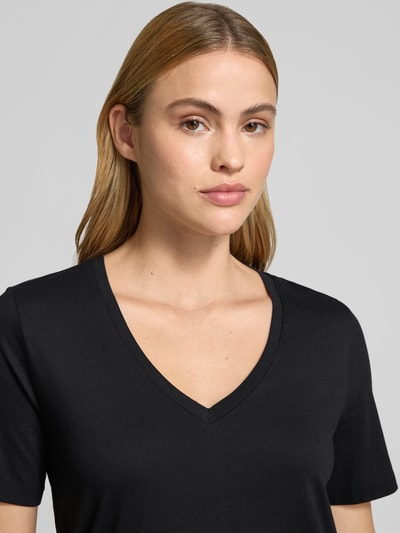 Modelka nosi Regular Fit T-Shirt aus reiner Baumwolle von Marc O'Polo, efekt: jednolity kolor, dekolt w serek, krótki rękaw, bawełna, zbliżenie na górną część ciała