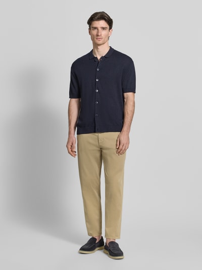 Männermodel trägt Chino mit Eingrifftaschen Modell 'PEPE' von Casual Friday in beige, regular fit, Baumwolle, Ganzkörperansicht von vorne.