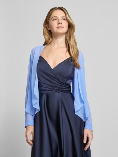 Modelka kobieca ma na sobie Jacke aus Chiffon in offener Passform od Vera Mont, lekki półprzezroczysty chiffon, luźny krój, długość pleców w rozmiarze 36: 46 cm, widok całej sylwetki z przodu.