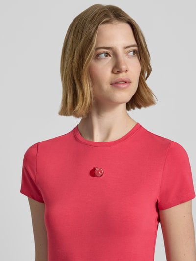Frauenmodel trägt Slim Fit T-Shirt mit Motiv-Stitching von REVIEW in Pink, Baumwoll-Mix, Rundhalsausschnitt, Damen T-Shirt, Nahaufnahme Oberkörper.