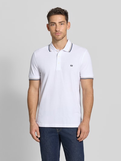 Männermodel trägt Regular Fit Poloshirt mit Kontraststreifen von Christian Berg Men aus Reine Baumwolle, Ganzkörperansicht von vorne.