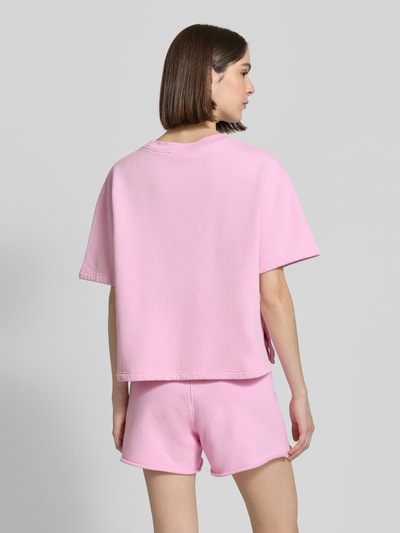 Frauenmodel trägt Oversized Sweatshirt mit 1/2-Arm von Rich & Royal in Rosa, Bio-Baumwoll-Mix mit Stretch-Anteil, Rückansicht, Ganzkörperansicht.