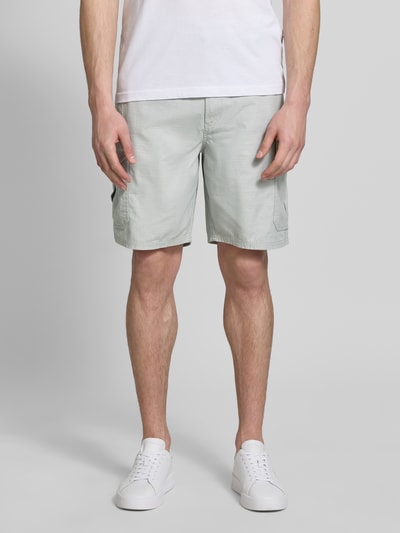 Männermodel trägt Relaxed Fit Bermudas aus reiner Baumwolle Modell 'DRAFTMEN' von Barbour, Optik: Unifarben, seitliche Eingrifftaschen, Cargotaschen, Gesäßtaschen, Bundabschluss: elastisch, Verschluss: Druckknopf und verdeckter Reißverschluss, Ganzkörperansicht von vorne.