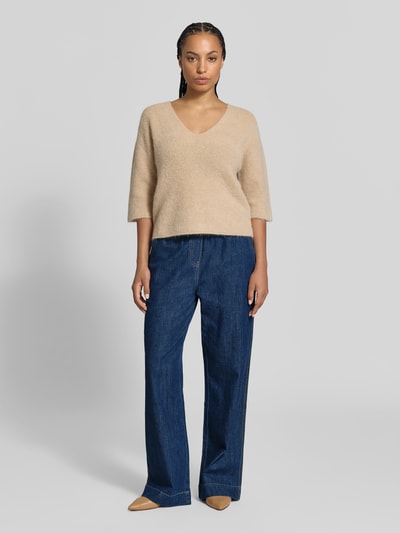 Frauenmodel trägt Wide Leg Jeans aus reiner bawełna od Juvia, wpuszczane kieszenie, elastyczny pas, tunel, kolor granatowy, Ganzkörperansicht von vorne. Długość wewnętrzna nogawki w rozmiarze S: 81 cm, szerokość w rozmiarze S: 80 cm.