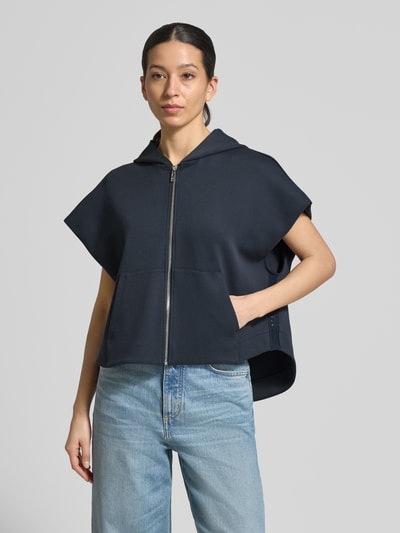 Frauenmodel trägt Loose Fit Sweatjacke aus Baumwoll-Mix Modell 'GATTINI' von MAX&Co. in Dunkelblau, unifarben, mit Kängurutasche, Reißverschluss und Kapuze, Sweat-Textur, Ganzkörperansicht von vorne.