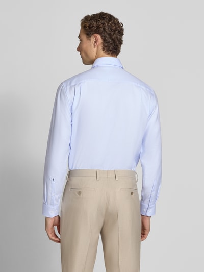 Männermodel trägt Regular Fit Businesshemd aus reiner Baumwolle Modell 'Spread Kent' von Seidensticker, kremowe spodnie, Ganzkörperansicht Rückansicht. koszule biznesowe, bawełna, krój regular fit, kołnierzyk typu kent, listwa guzikowa, długość tyłu w rozmiarze 40: 72 cm, szerokość w rozmiarze 40: 48 cm, długość rękawów w rozmiarze 40: 67 cm
