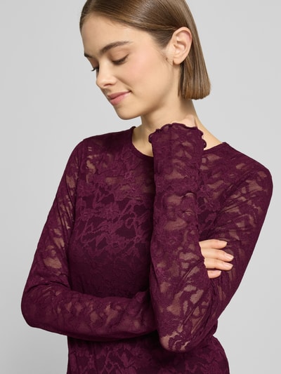 Frauenmodel trägt Longsleeve aus Spitze von Gina Tricot in Dunkellila, Material-Mix mit Stretch-Anteil, körpernaher Schnitt, Rundhalsausschnitt, Rückenlänge bei Größe S 52 cm, Nahaufnahme Oberkörper.