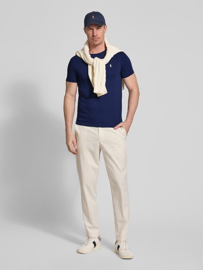 Męski model nosi Regular Fit T-Shirt aus reiner Baumwolle von Polo Ralph Lauren, efekt: jednolity kolor, wyhaftowane logo, okrągły dekolt, krótki rękaw, dżersej, bawełna, całkowity widok z przodu.