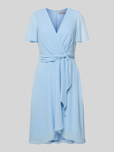 Productfoto, knielanges Cocktailkleid in Wickel-Optik van Christian Berg Cocktail in lichtblauw chiffon, A-lijn, V-hals, bindriem, knielang, zachte textuur