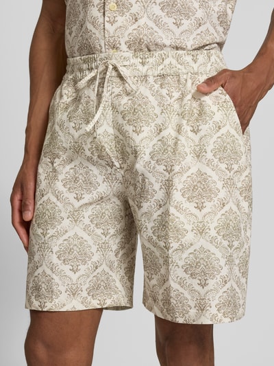 Männermodel trägt Shorts aus Leinen-Mix im Allover-Look von bugatti, Regular-Fit, elastischer Bund mit Tunnelzug, Nahaufnahme Oberkörper.