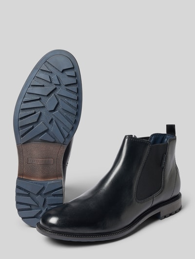Produktfoto, Chelsea Boots aus echtem Leder Modell "Bonifacio" von bugatti, kolor czarny, zaokrąglony czubek, fakturowana podeszwa, wysokość obcasa: 2 cm w rozmiarze 44, wysokość cholewki: 12 cm, szerokość cholewki: 11 cm