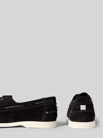 Produktfoto, Bootsschuhe mit Label-Stitching Modell 'Yardport' von Gant aus beschichtetem dunkelblauem Leder, strukturierte Sohle, abgerundete Form, Schnürung, Absatzhöhe 2 cm, Schafthöhe 7 cm, Schaftweite 14 cm, neutrale Farbgebung vor grauem Hintergrund.