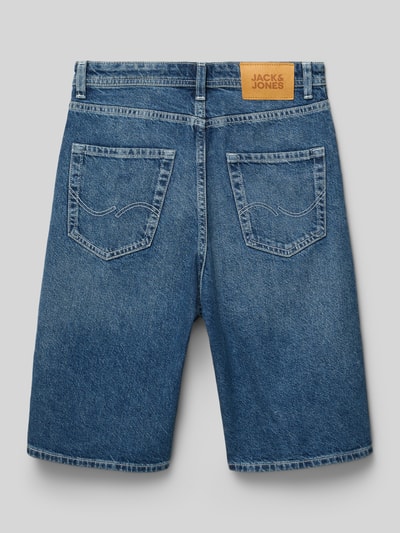 Produktfoto, Extra Baggy Fit Jeansshorts mit Eingrifftaschen von Jack & Jones aus reiner Baumwolle in mittelblau mit sichtbarer Rückansicht, strukturierte Denim-Oberfläche, zwei Gesäßtaschen, Knopf- und Reißverschluss, Bundweite 35 cm, Innenbeinlänge 22 cm.
