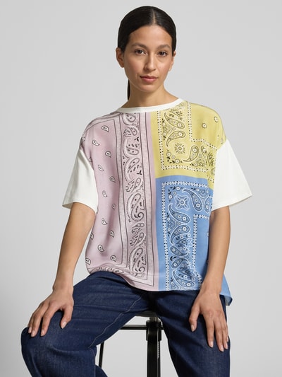 Frauenmodel trägt Relaxed Fit Blusenshirt aus Baumwoll-Mix Modell 'PAMPAS' von Weekend Max Mara mit floralem Allover-Muster in Pastellfarben, Popeline-Material, Nahaufnahme Oberkörper.