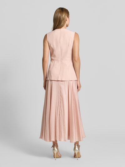 Frauenmodel trägt Maxikleid aus Lyocell-Leinen-Mix mit 2-in-1-Look von Jake*s Collection in zartrosa, Gerader-Schnitt, Ganzkörperansicht Rückansicht, Rückenlänge 133 cm, Brustweite 43 cm.